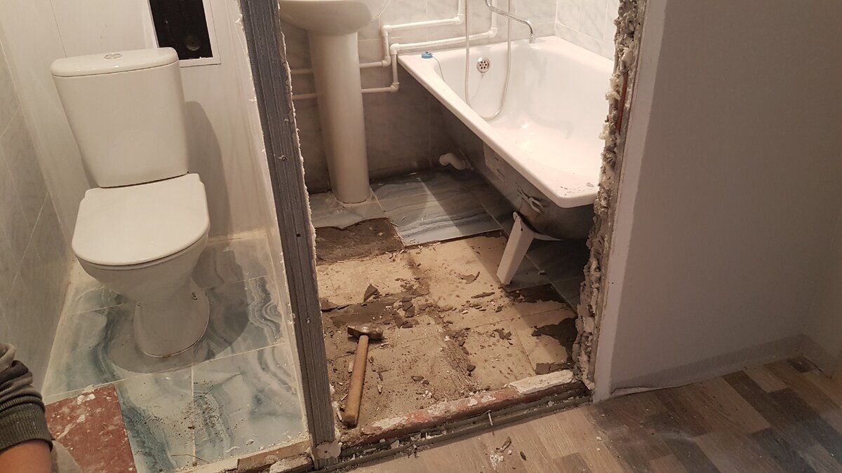 Это туалет с ванной, на инвалидной коляске там не развернуться.