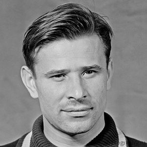 Кратко     
                Деятельность
                Футбол, Хоккей
                
                Дата рождения
                22 Октября 1929
                
                Знак зодиака
                Весы
                
                Дата смерти
                20 Марта 1990
                
                Место рождения
                Россия, Москва
                
                Полное имя (рус)
                Лев Иванович Яшин

