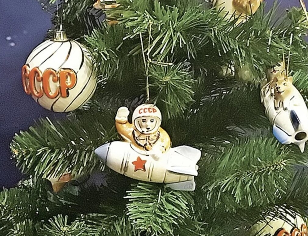 Загляните в старые коробки с игрушками. 