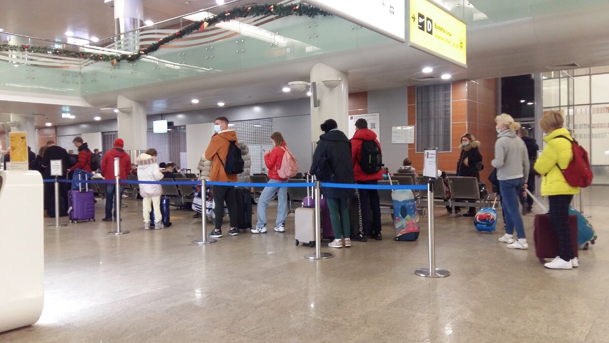 Очередь на сдачу теста на КОВИД в Шереметьево.Поверьте, не все реагируют спокойно выжидая  свою очередь перед регистрацией рейса. У меня рейс был до Нью-Йорка, и никому  он был не нужен, ни когда  садилась в самолет, ни  в Нью-Йорке. А три тысячи заплатила, вот только вопрос-кому  и для чего?