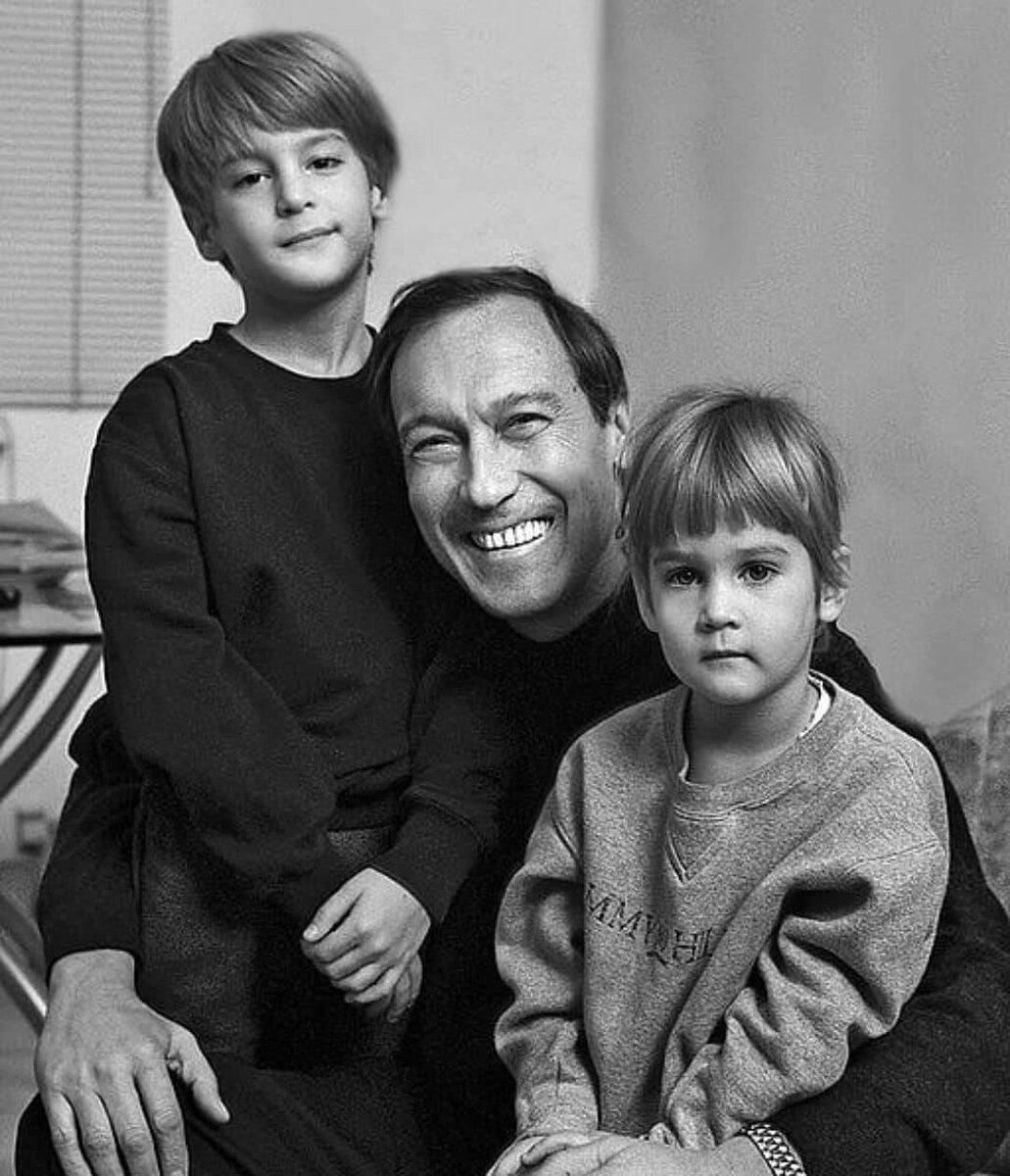 На этих старых снимках изображены звёзды из нашего далёкого детства -3