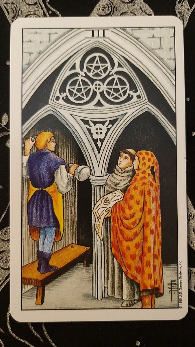 Тройка пентаклей таро уэйта. 3 пентаклей таро. Карта 3 пентаклей таро значение. 3 пентаклей таро райдера уэйта. Карта тройка пентаклей.