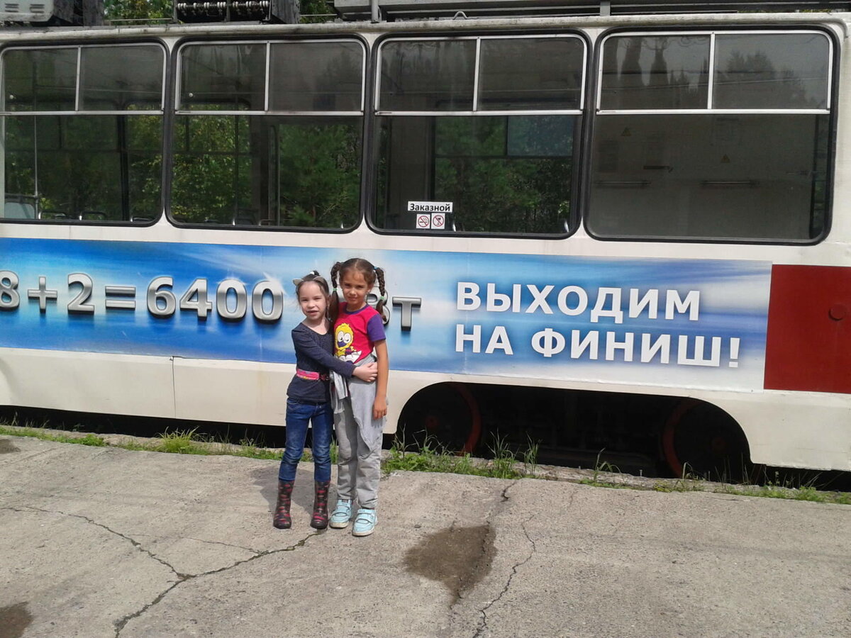 Фото из личного архива. Внучки - обнимашки  Лиечка и Настенька!