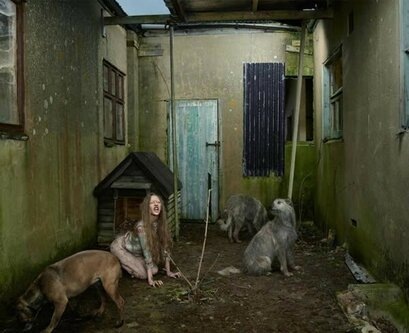 Украинку Оксану Малую обнаружили живущей с собаками в конуре в 1991 году. Когда ей исполнилось 8 лет, она уже 6 лет жила среди собак. Родители Оксаны были алкоголиками, и когда она была ещё маленькой, её оставили на улице. Она залезла в собачью будку в поисках тепла и свернулась клубочком рядом с собаками, что, возможно, и спасло девочке жизнь. Вскоре она стала бегать на четвереньках с высунутым языком, скалить зубы и лаять. Из-за отсутствия взаимодействия с людьми она знала только слова «да» и «нет».Сейчас Оксана живёт и работает под Одессой, в доме-интернате, ухаживая за животными хозяйства — коровами и лошадьми.Фотография выше относится к фотопроекту Юлии Фуллертон-Баттен (Julia Fullerton-Batten), посвящённому одичавшим детям, которые были брошены на произвол судьбы своими родителями.