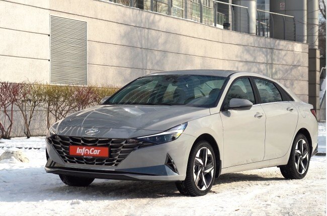 Hyundai Elantra вид спереди