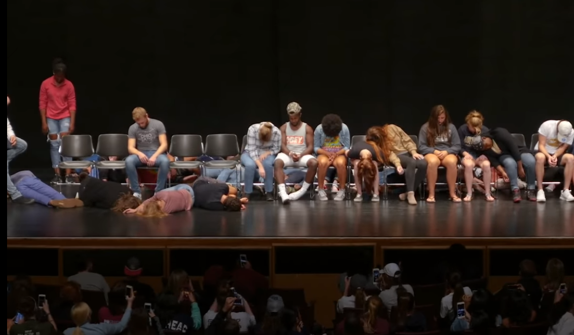 - Представляешь, меня сегодня гипнотизировали - И что, получилось? - Нет, я притворялся, что я сплю!