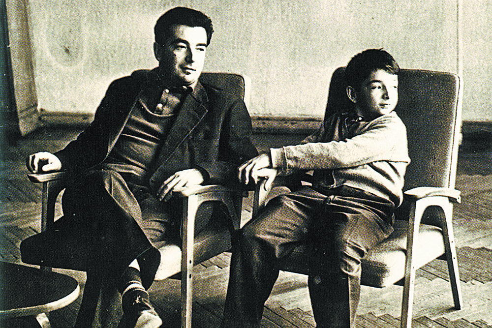 С сыном Александром. Источник. Яндекс.Картинки