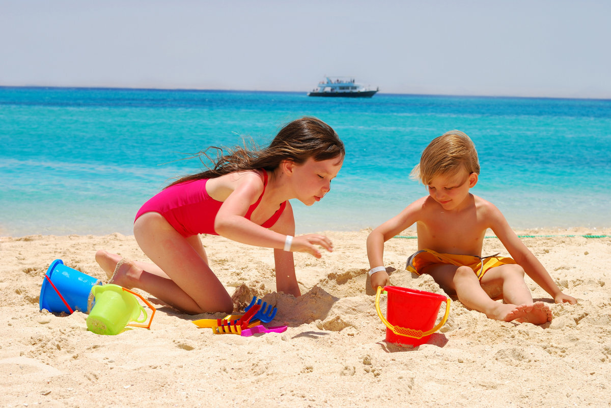 Как уберечь детей от неприятностей при нахождении на пляже 