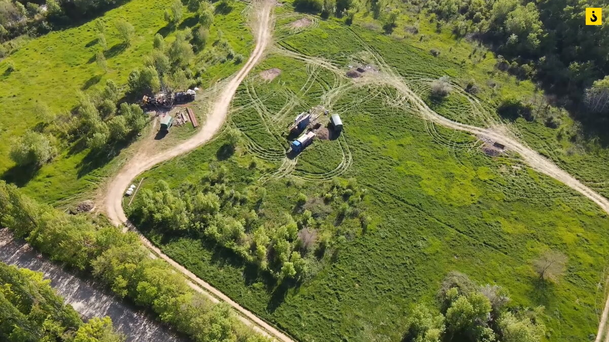Площадка бурения скважин. Видны разведочные скважины.