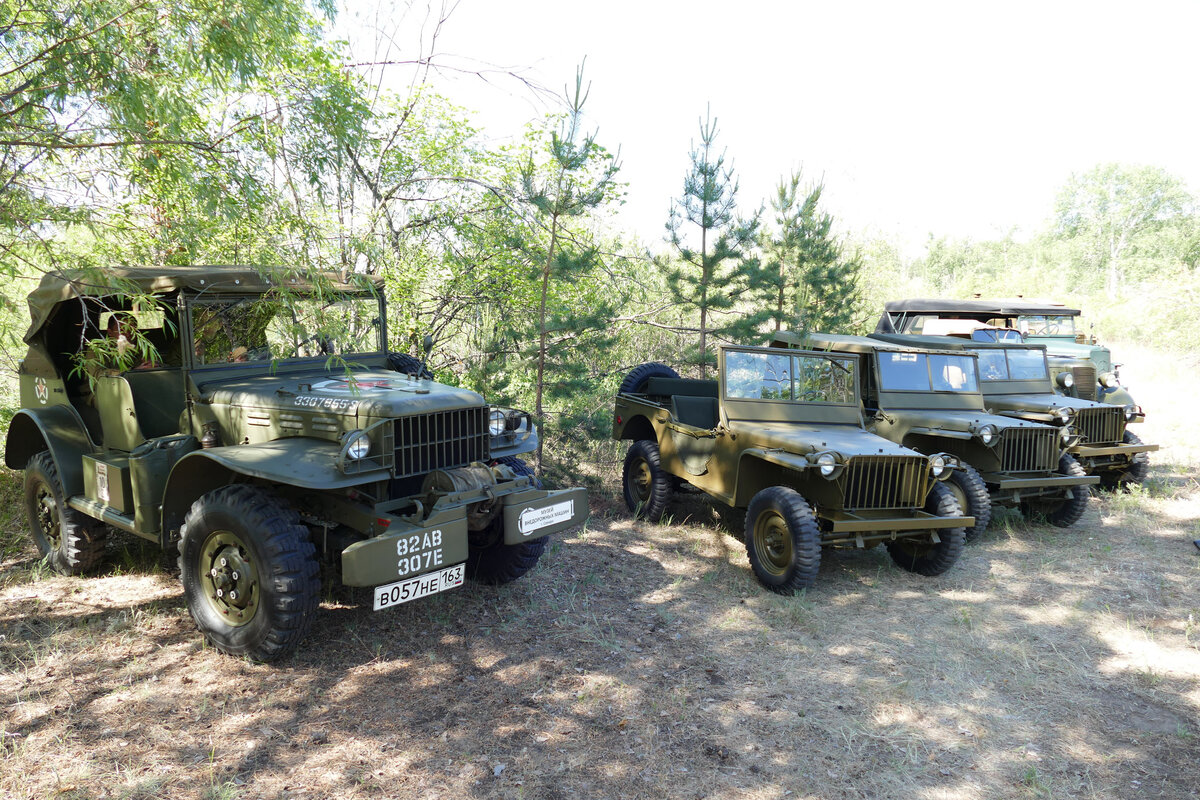 Один "Бантам" - это уже событие, а здесь их сразу три. Четвертый условно не показан. 