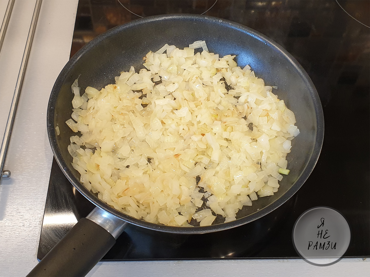 режем и обжариваем лук до легкой прозрачности