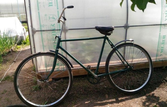 Быть может в Советском Союзе автомобиль был далеко не у каждого, зато почти у каждого был велосипед. А в сельской местности у людей и вовсе могло быть по несколько двухколесных транспортных средств на одну семью. В стране Советов именно велосипеды выпускались огромным тиражом. Существовало множество моделей как для детей, так и для взрослых. Были даже велосипеды для женщин! Сегодня же речь пойдет о наиболее знаковых моделях.