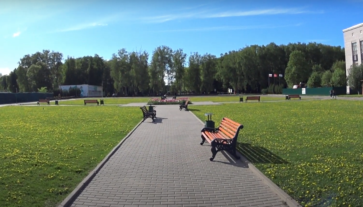 Скамейки поставлены недавно, видно сразу как правительство заботится о населении города Тула.