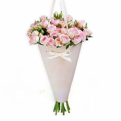 Купить букет Белые тюльпаны и синие ирисы в конусе по цене 4 руб. с доставкой в Москве