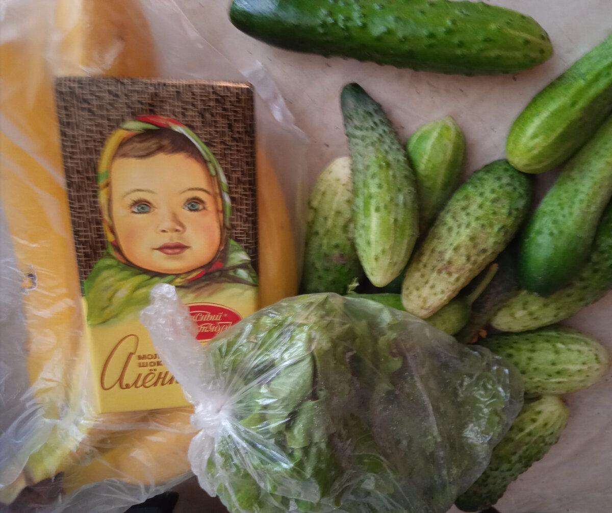 Гостинцы. Зелень, огурцы, бананы и шоколад. 