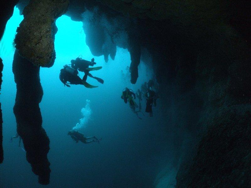 Самое глубокое море. Большая голубая дыра, Лайтхаус-риф. Жак Ив Кусто большая голубая дыра. Большая голубая дыра, Лайтхаус-риф глубина. Большая голубая дыра Белиз дайвинг.