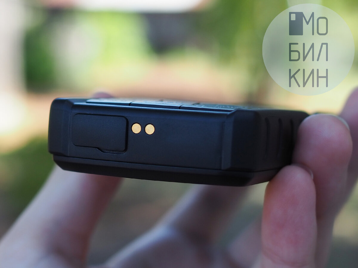 Внизу находится заглушка с разъемом USB Type-C и коннекторы для док-станции (покупается отдельно)