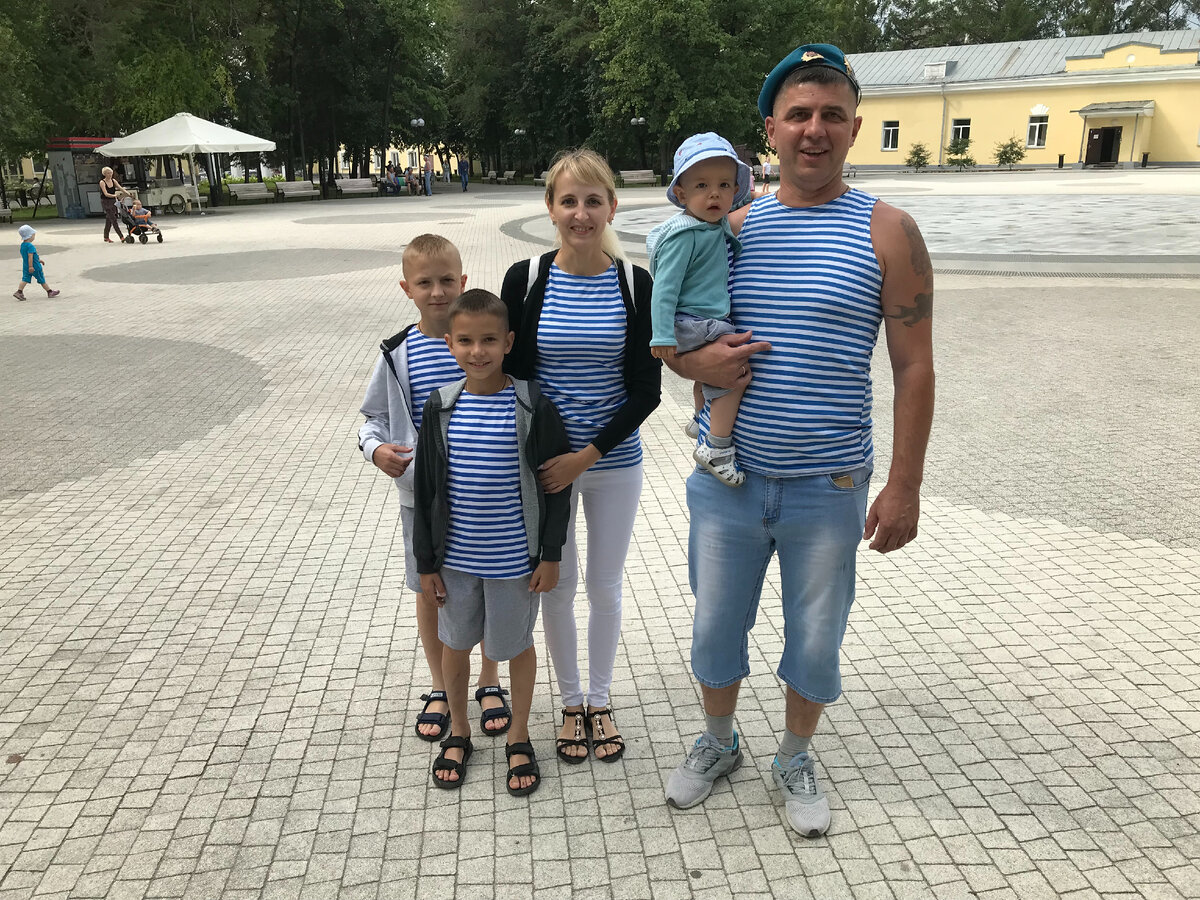 На фото.  2.8.2020 года. Центральный парк. Десантная семья!