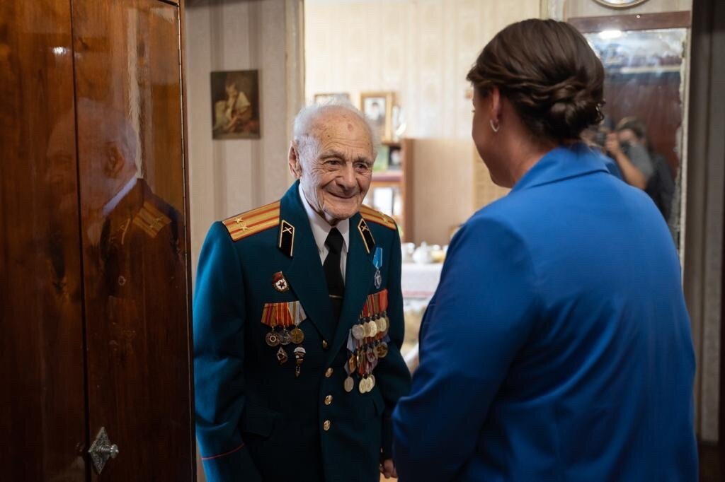 Лидер тверских волонтеров Юлия Саранова встретилась с ветераном ВДВ