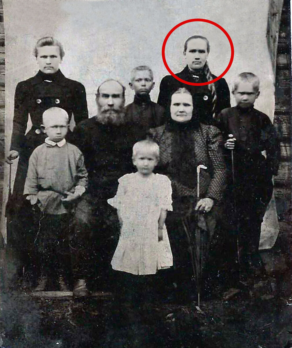 Мария Ивановна в молодости с братьями, сестрами и родителями. Торбино, около 1901 года