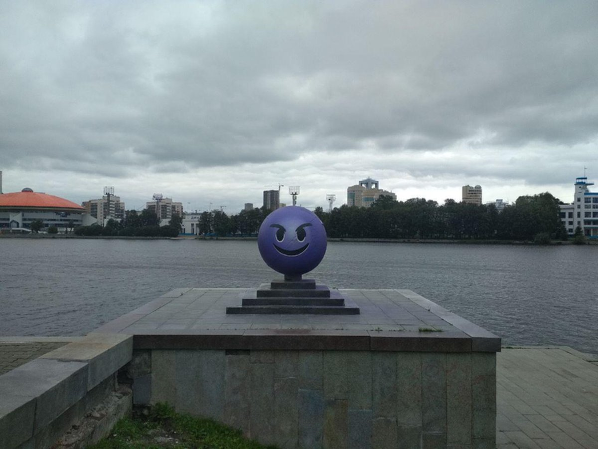 Яндекс Картинки. Шар у театра драмы. Екатеринбург.