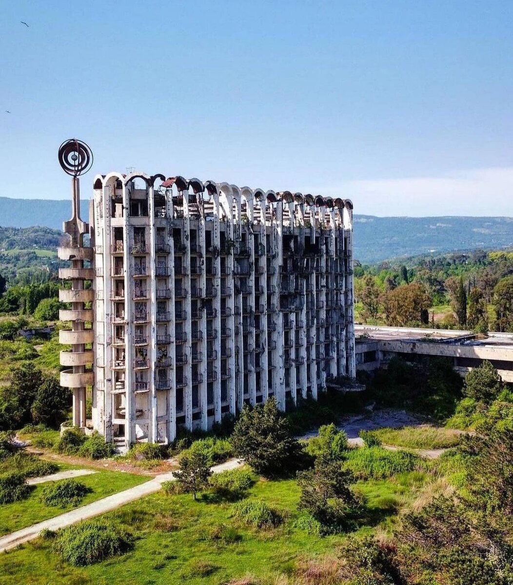 Необычная архитектура и фундаментальность строения поражает 