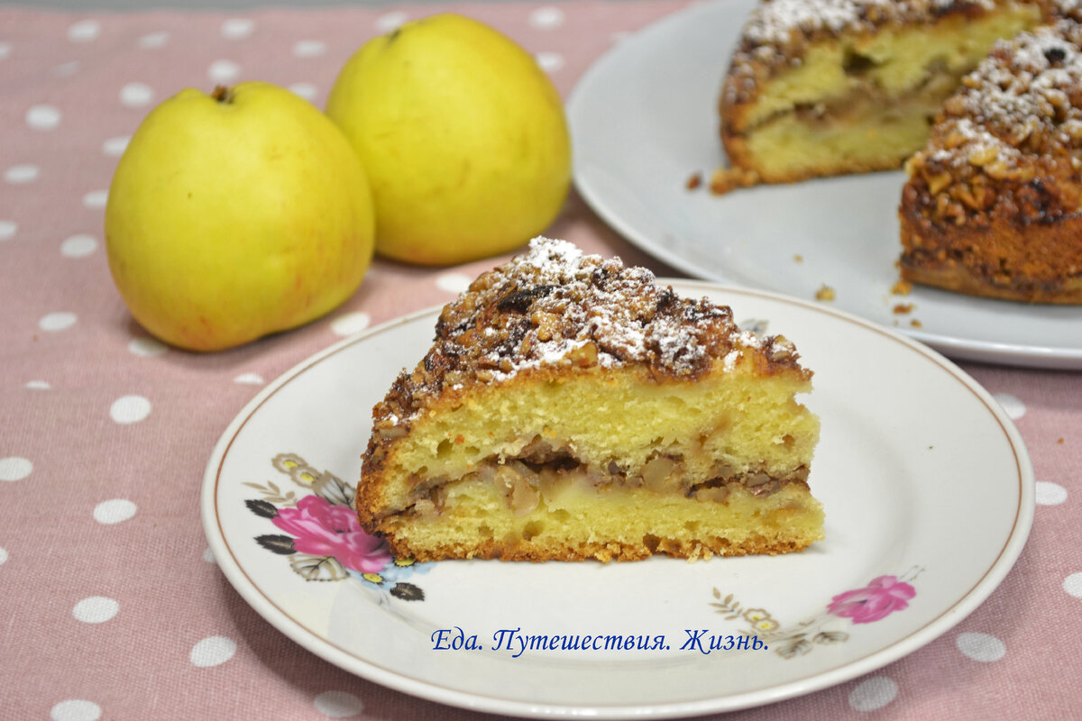 Шарлотка с карамельными яблоками