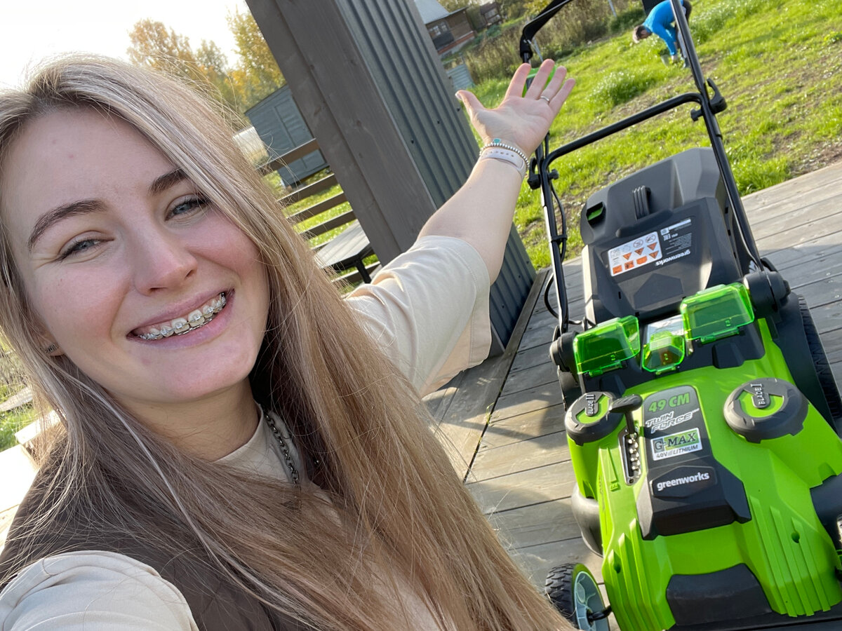 У нашей газонокосилки два отсека под батареи, два двигателя и два лезвия