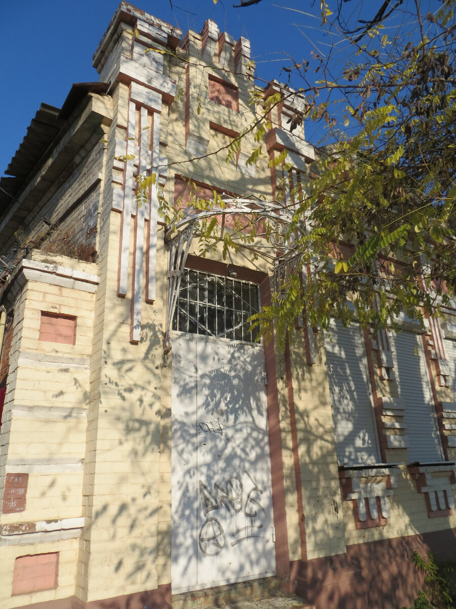 Оригинальные двери утрачены, а вот ковка модернового козырька сохранилась