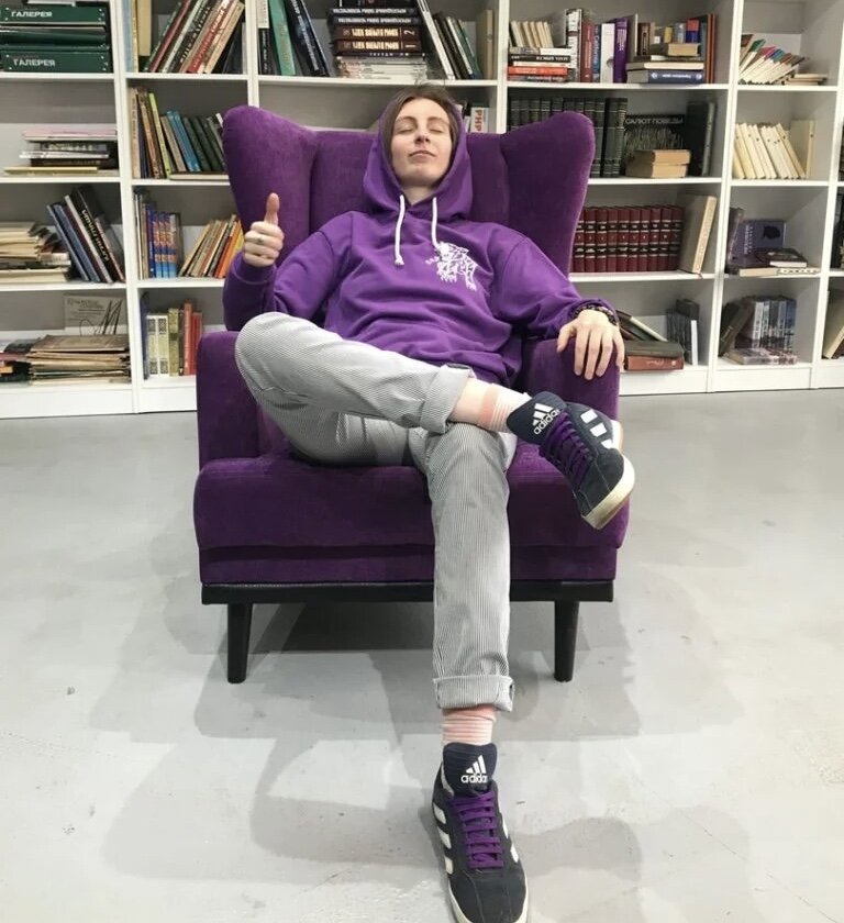 Анастасия
У меня были «передышки», когда я собирала последние силы и что-то делала. Мании или гипомании у меня не было. Но это были качели между «нет сил жить, и я реву навзрыд из-за 1001 выдуманной причины» и «сил плакать уже нет, но получается хотя бы встать и выйти из дома, сделать что-то по учебе». В такие моменты не отдаешь себе отчет, что не ты причина всех бед на земле. Очень тяжело было понять, что что-то не так. В очередной подъем тебя «отпускает», и думаешь, что все прошло. Ан нет…

В момент, когда было максимально плохо, я написала себе на руке — «возьми академ». Это было напоминание себе — дойти до врача, попросить помощи, взять паузу. И на следующий день я пошла в поликлинику, рыдала там на все отделение и просила, чтобы меня принял психиатр. Как тут откажешь? И дальше я отправилась в больницу. Там меня начали лечить антидепрессантами. На состояние очень сильно влияют таблетки, если организм восприимчив. При депрессии ты не воспринимаешь адекватно действительность. Ты все понимаешь, но иногда ты как ребенок, который еще не осознает реальность реальных вещей и нереальность нереальных.

У меня никогда не было гнева из-за моего состояния. Гнев под табу в моей голове, с этим я еще работаю. Было принятие. Потом, после принятия, были попытки достучаться до людей, чтобы меня поняли и помогли. А дальше — бегство от всего этого, желание забыть, чтобы все это больше не повторилось. Но все повторилось: пришлось снова перестать отрицать депрессию, принять как новую реальность.

Помогает осознание, что у тебя именно депрессия, подтвержденная врачом, и что ее надо лечить: ты с себя снимаешь часть ответственности, которую изначально не надо брать. Ведь глупо заставлять человека со сломанной ногой играть в футбол. Он не может это физически.

Пока я болела, я ходила и занималась спортом с переменной регулярностью. Однако в таком состоянии у меня не было никакого роста и прогресса, я бегала на тренировке на пределе сил, и впоследствии это лишь прибавило к моему истощению.