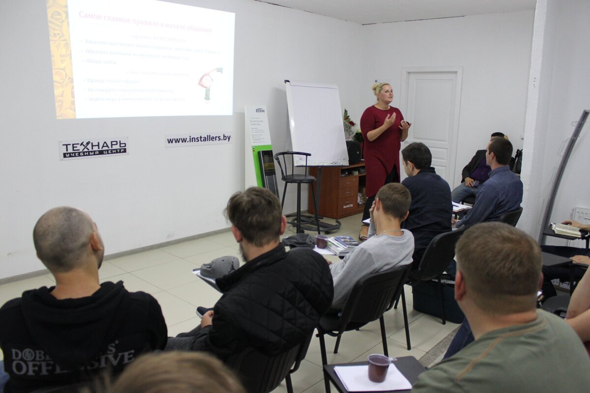 
Фото: Светлана Демидчик проводит семинар для монтажников в Учебном центре «Технарь»
