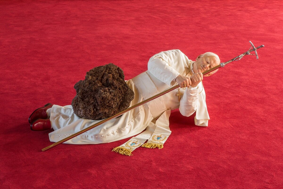 Скульптура-инсталляция Каттелана Девятый час  - Папа Римский, сраженный упавшим с неба метеоритом. Или некоей иной комкообразной субстанцией коричневого цвета. Маурицио Каттелан - самый большой проказник в современном искусстве.