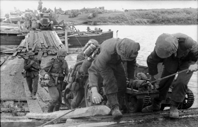Форсирование Дона немецко-фашистскими войсками в районе Воронежа.Конец июня 1942 г.