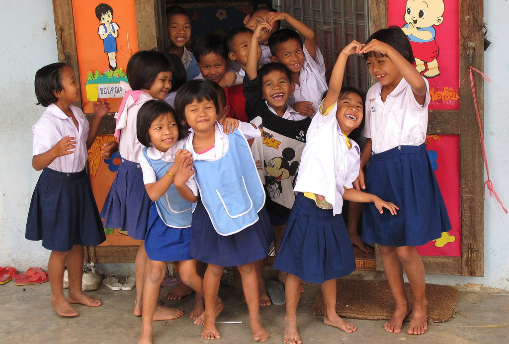 Школа тайцы. Школы в Тайланде. Тайская школа. Школьная форма в Тайланде. Начальная школа в Тайланде.