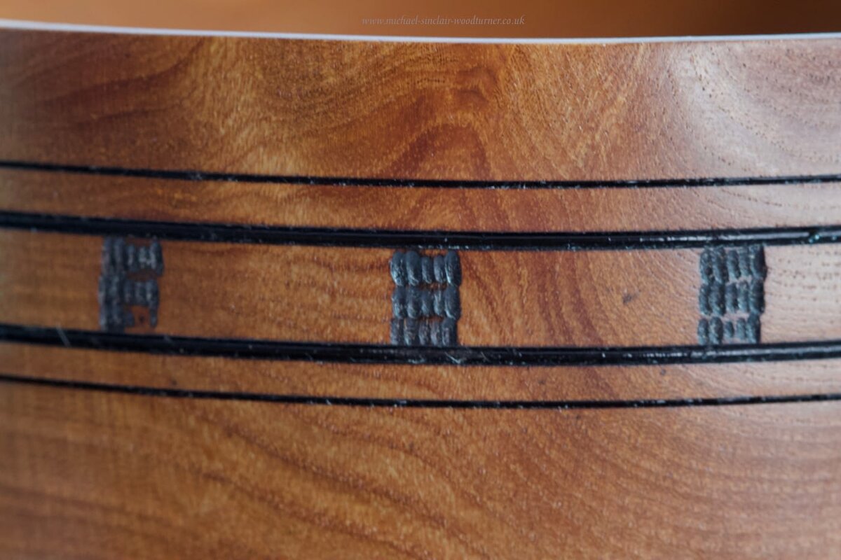 А черные каёмки дополнены небольшим орнаментом.