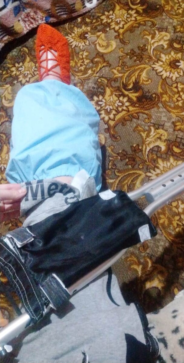 Брюки на липучке и молнии, кармашек на костыле, чехол, и следок на ногу.