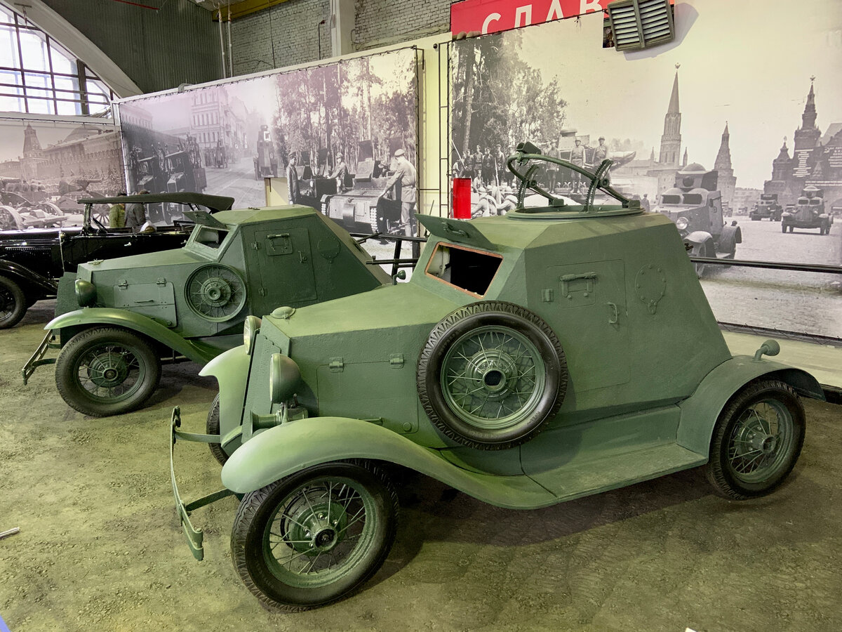 Легкие бронеавтомобили Д-12 и Д-8 (на заднем плане). Хорошо видны различия в конструкции и форме корпусов.