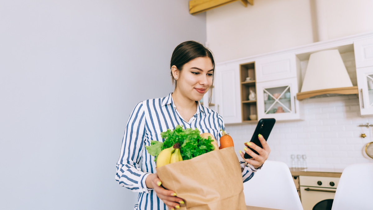 Что лучше: закупаться впрок в супермаркете или чаще заказывать продукты  онлайн? Сравниваем два способа | Delivery Club | Дзен