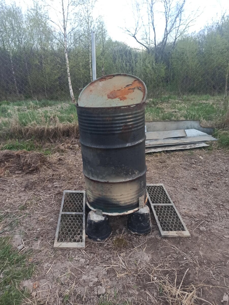 Бочку от полива отдала под сжигание мусора, веток и прочего хлама.