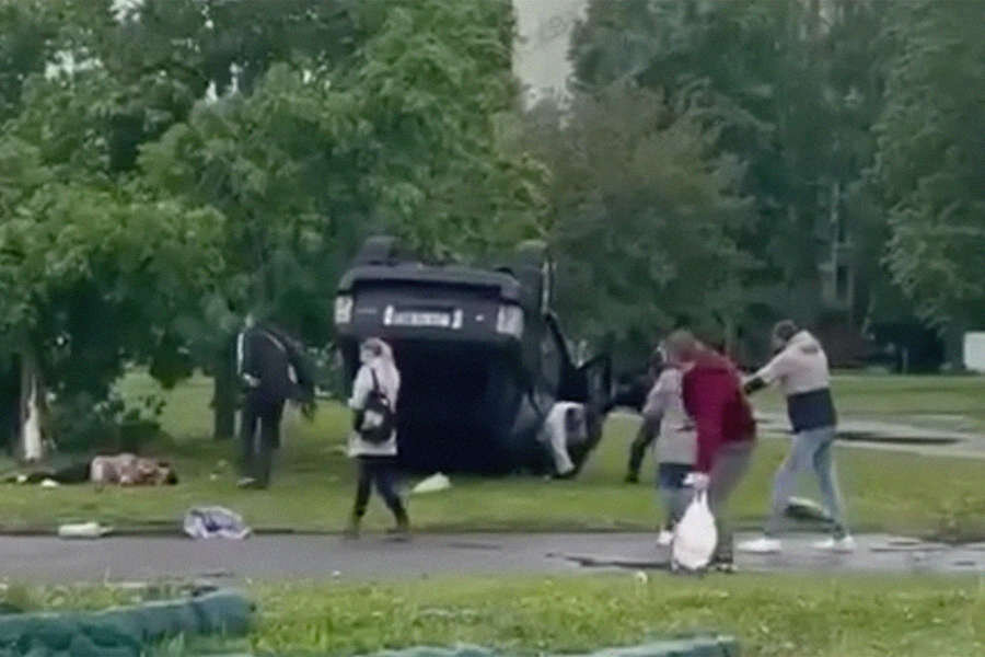 Водителю помогают выбраться из машины. Слева лежит сбитая женщина