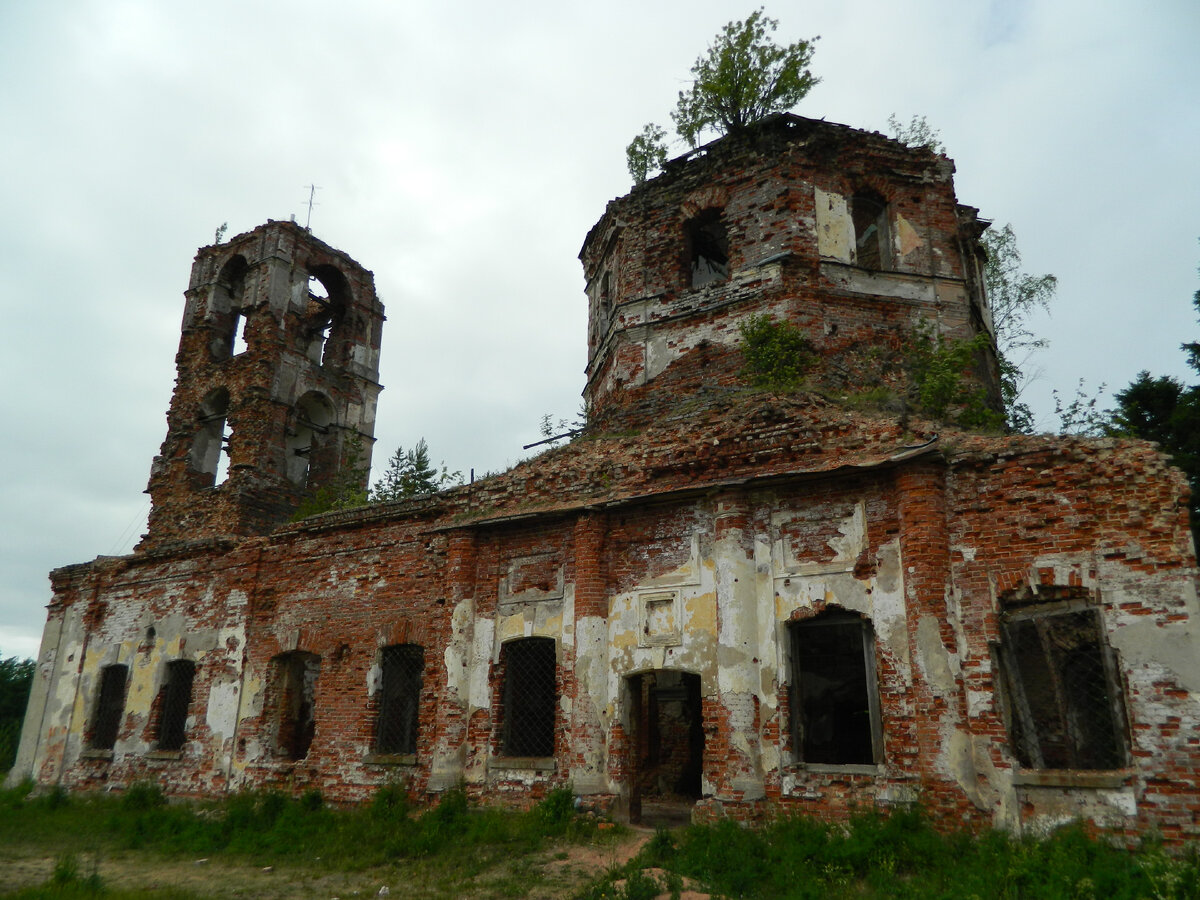 В ходе нашего путешествия по приладожью мы посетили церковь Николая Чудотворца в поселке Салми. Это  одна из самых крупных церквей поздне-классического стиля на территории Карелии. Автором православной церкви в Салми (Тулема) был знаменитый архитектор Й.К.Л. Энгел , известный также застройкой столицы Финляндии Хельсинки. В церкви имелось три алтаря, большой красивый и богатый иконостас, на колокольне распологались 11 колоколов.