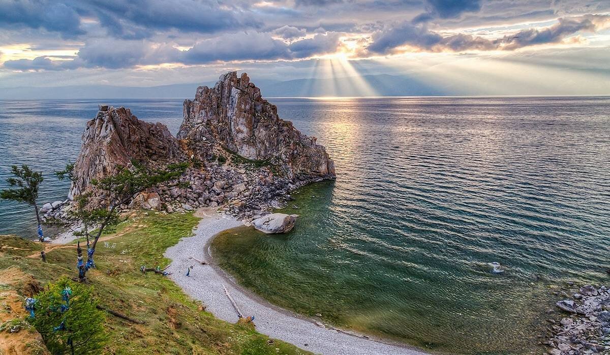 Скала Шаманка Ольхонский район Иркутская область