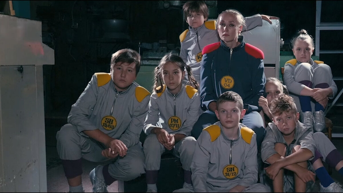 «Мы создаём миры, в которых вы путешествуете. Это одна из прерогатив искусства», – хвалится режиссёр Ким. А некоторые актеры-дети умудряются путешествовать  из фильма в фильм. Видимо, миры Кима очень нравятся. Кадр из фильма «Вечность, вечность и дальше...» Премьера состоялась в мае 2022 г. в Екатеринбурге. Полевской – первый город, встречающий новый фильм, после уральской столицы. Кадр из фильма «Вечность, вечность и дальше...»