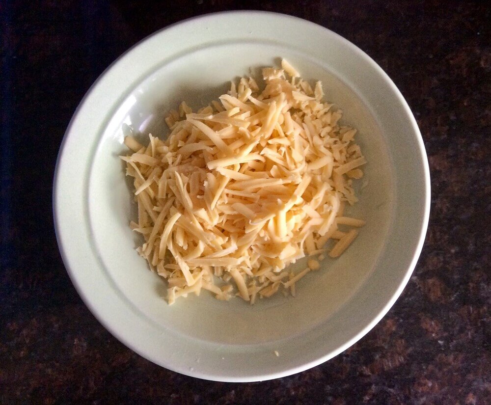 Сыр натереть на крупной терке. Фото из архива автора

