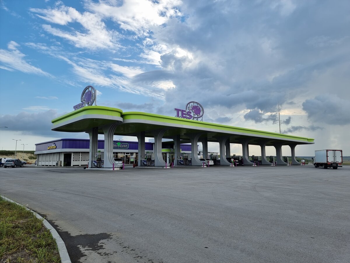 Заправить в минске. Заправляет машину. Лукойл. Женщина заправляет машину в салон. Заправить в минске.