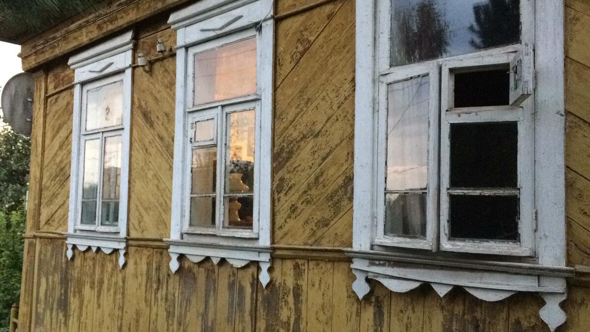 Такие вот были окошки. Теперь два из них поменяли на пластиковые.