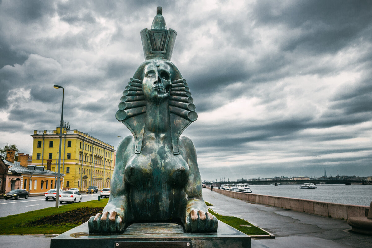 Сфинксы - черепа. Фотография автора.