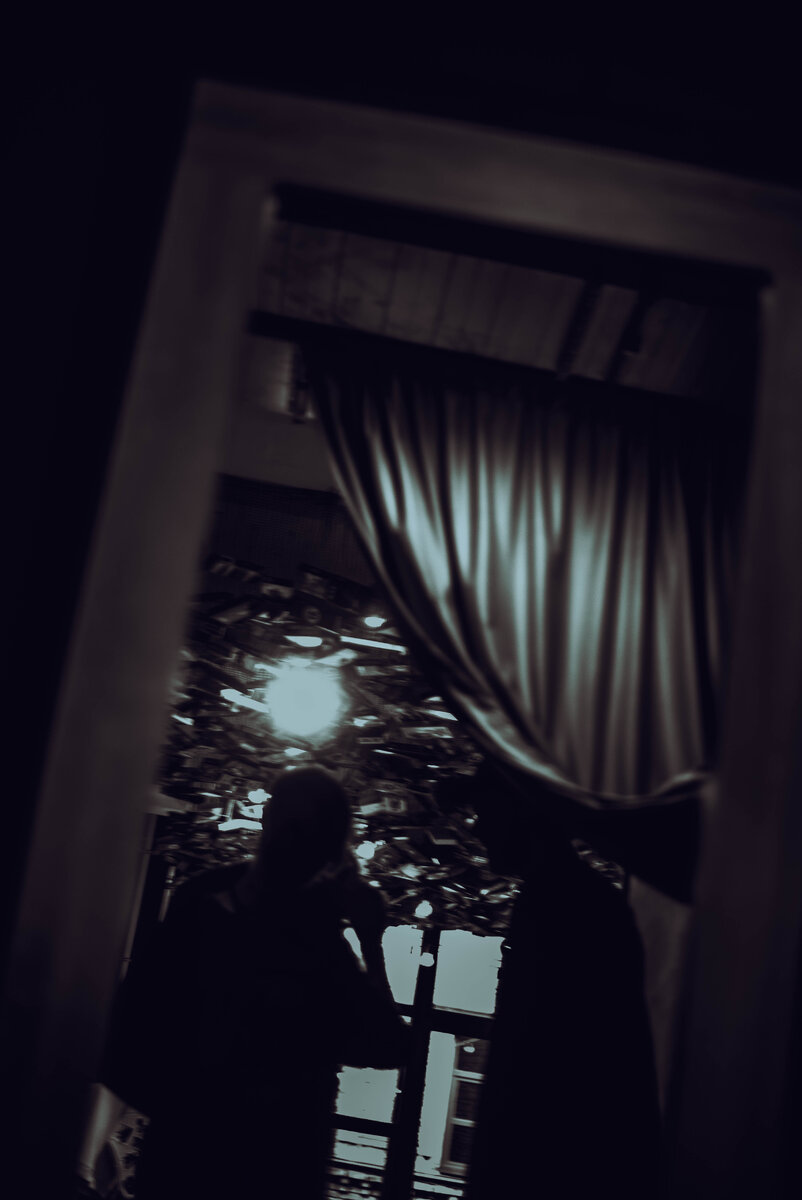 Самая сильная и самая главная вещь в жизни.. это то как вы сами себя видите.. то как вы воспринимаете себя.. каким человеком вы себя считаете это самое сильное отражение вашей реальности.. Загвоздка большинства людей.. в том что они слушают голоса людей.. и верят людям.. и опускаются до их уровня..
Они позволяют мнениям людей создавать для них реальность..
Но если ты перестаёшь их слушать и начинаешь верить в себя свои возможности и в то кем ты себя считаешь то никто не сможет переубедить тебя.. но.. реальность построена именно так.. что самое важное.. именно то как ты сам себя видишь и воспринимаешь.. и от этого очень многое выстраивается в лабиринте..

В моём случае.. кто бы и что не говорил.. моя вера слишком велика.. чтобы прислушиваться к чужому мнению..
Мало кто видел что я прошёл.. и как я был сам с собой на дне бочки.. и всё равно прошёл через всё это..
Я чувствую внутри себя нечто слишком сильное.. и мой внутренний голос только и говорит чтобы я не стал как люди.. что у меня очень многое есть.. и нужно правильно этим распоряжаться..

Прошу вас.. Имейте к себе уважение.. веру.. никогда не стоит ставить никого выше себя.. но и ниже тоже...
Любой человек который для вас кажется "Высоким" или "низким" но ведь это оценки.. это мерки кто круче..
Так вот.. Не стоит вот этим всем заниматься.. у вас есть внутренний стержень.. вы знаете кто вы.. и теперь никто и никогда не сможет затмить этого..
И какой бы крутой человек (названный крутым) не стоял перед вами.. вы знаете себя и свою суть.. и вам неважно какой человек крутой или низкий.. вы воспринимаете его с уважением.. как самого себя.. вы верите в себя.. и верите в других.. вы уважаете своё существо.. и уважаете других..
Более чем уверен.. что в будущем не будет боссов.. а даже если и будут.. то всё равно все будут на равных ну это лет эдак через 10..
Возможно ваше восприятие себя и самооценка ваших способностей.. слишком мощная штука.. которую в социуме изо всех сил стараются подавить.. навязывая принципы и стереотипы.. подавляя любую вашу индивидуальность.