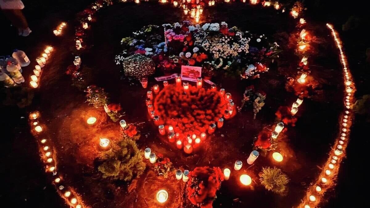    Цветы и свечи на месте демонтированного танка Т-34 в Нарве© Фото : Посольство России в Эстонии