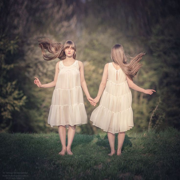 2 х сестер. Фотосессия близняшек. Необычные идеи для фотосессии с подругой. Фотосессия близнецов девушек. Фотосессия для подруг необычные